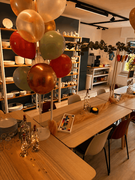 Dekorierter Kindergeburtstagstisch im Kreativcafé Kleine Auszeit in Ense